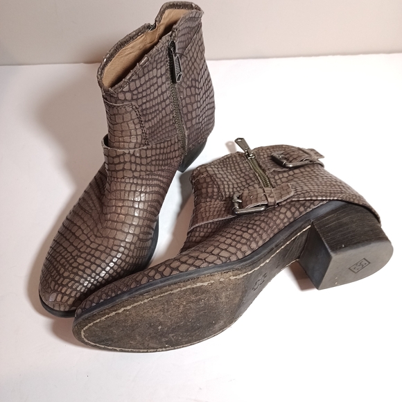 Donald J Pliner Dalis zp Python Boots Size 9.5 Taupe Brown - Picture 1 of 8